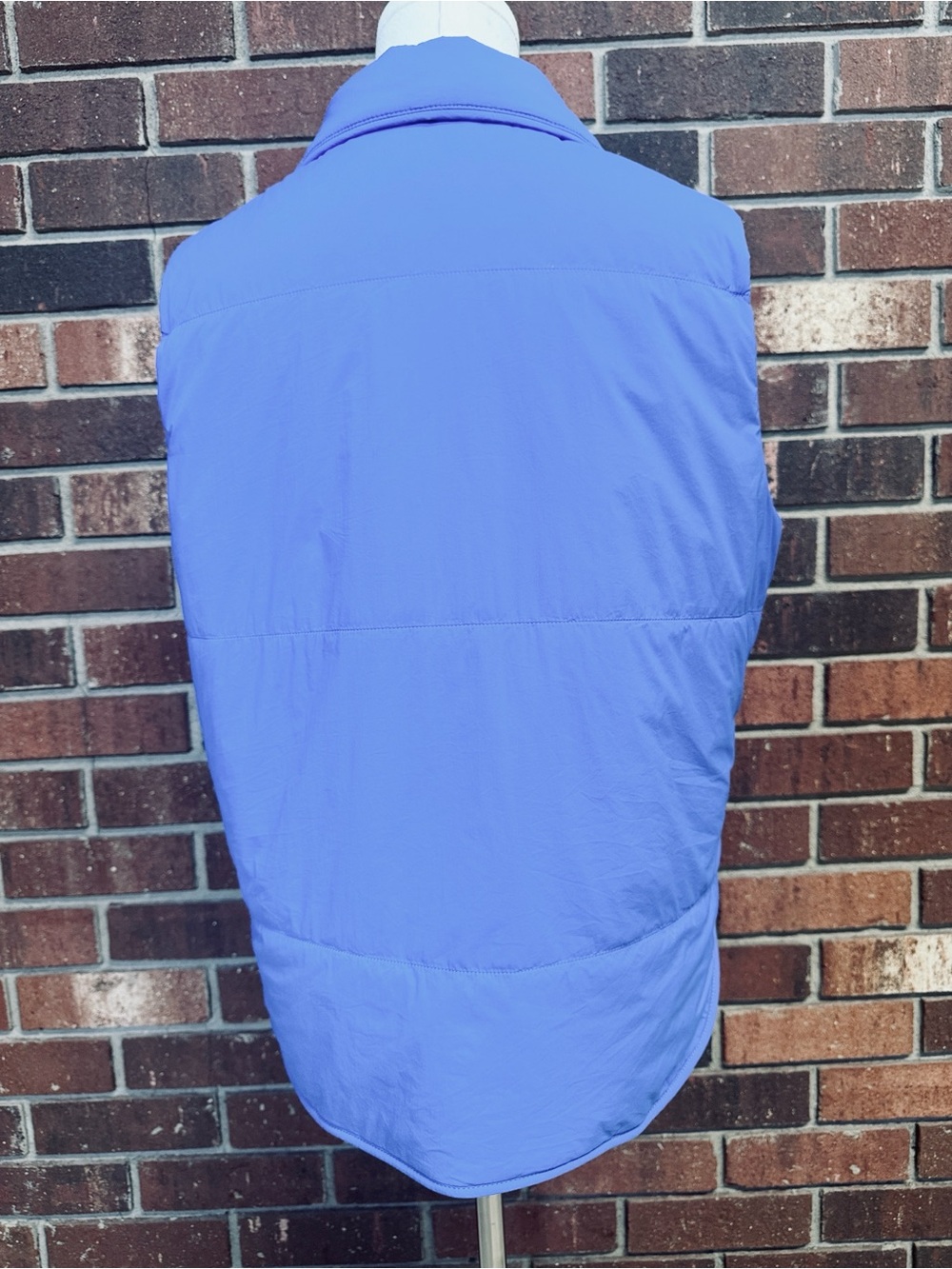 Vuori Bright Iris Canyon Insulated Vest Size Medium - Picture 6 of 12
